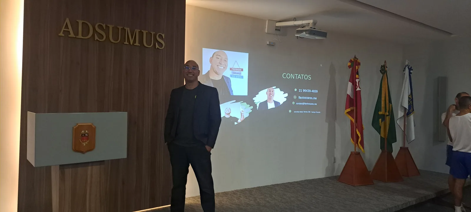 Flávio Soares ao lado do slide de contatos