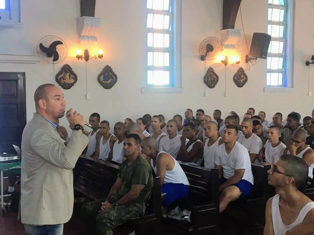 Flávio Soares falando para uma plateia de jovens