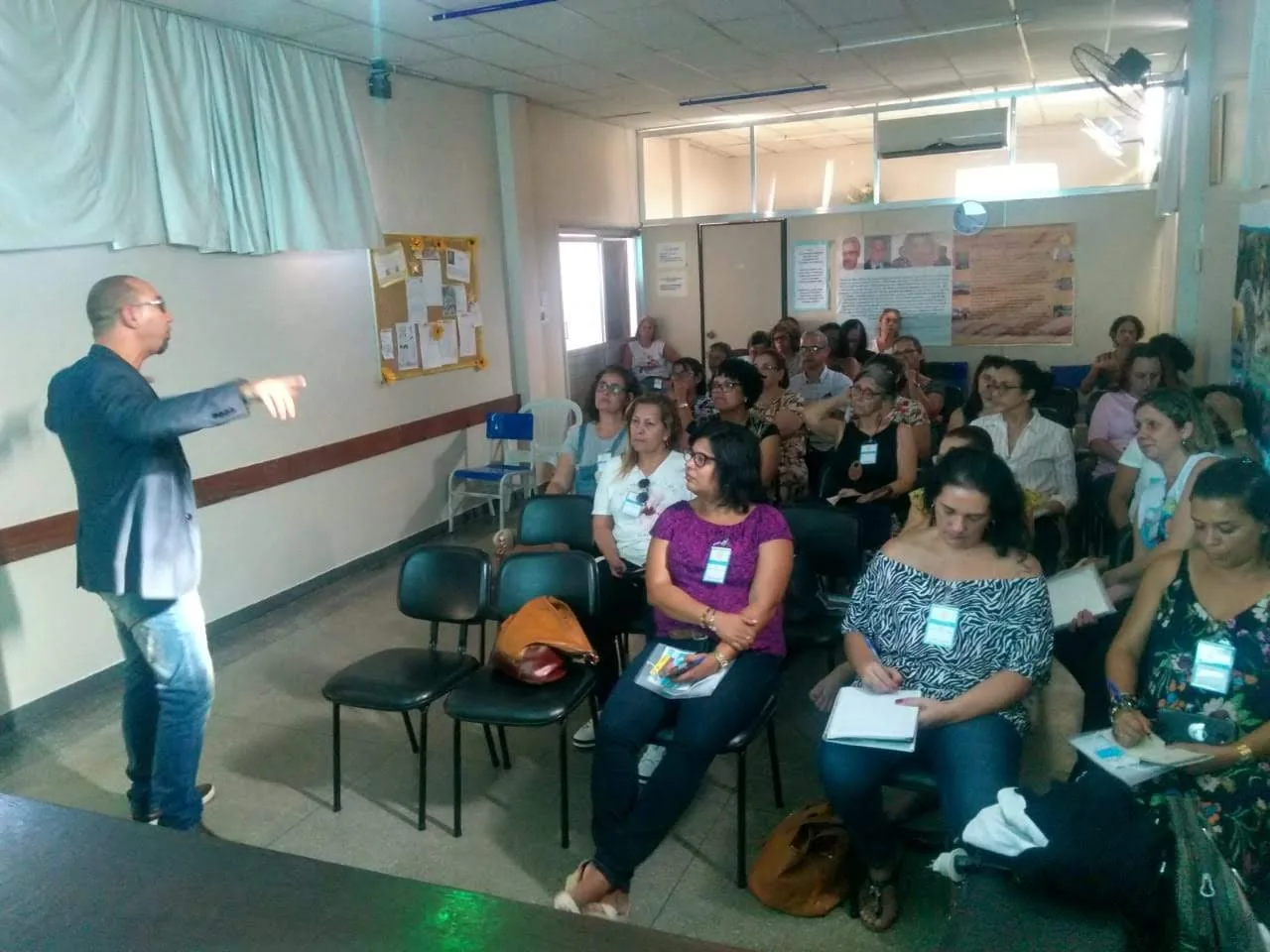 Workshop com participantes tomando notas